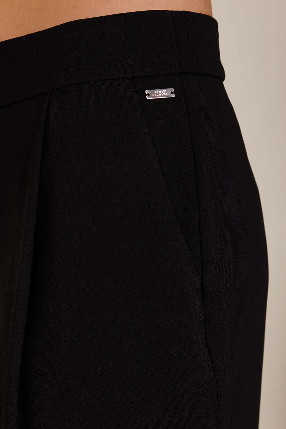 תמונת תקריב דוגמן של מכנסיים מחוייטים