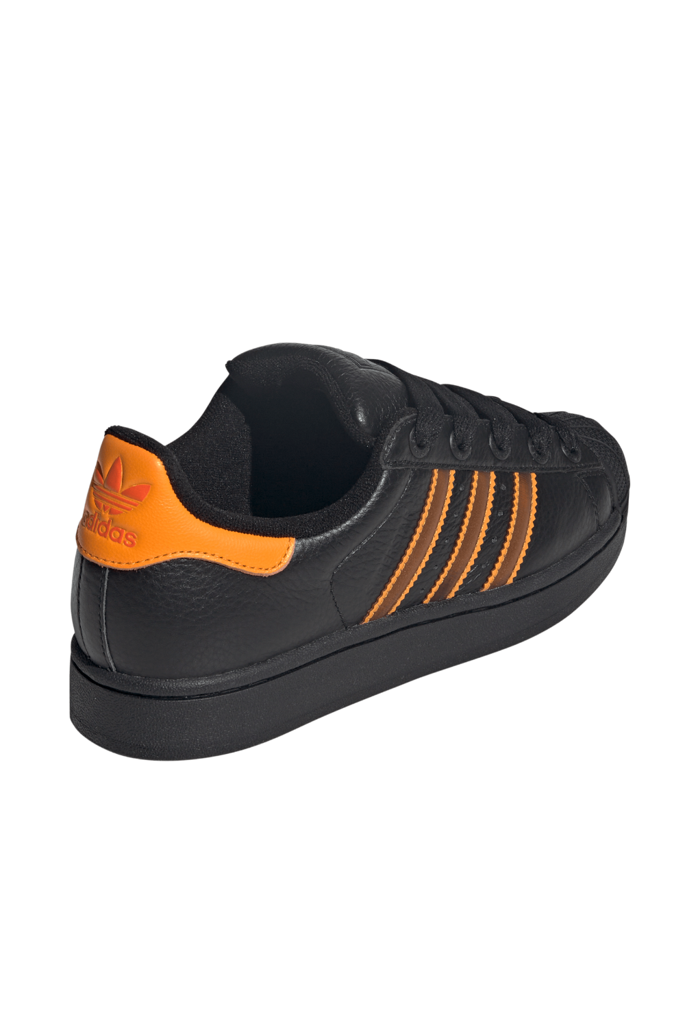 תמונת תקריב של נעלי סניקרס סופרסטאר II