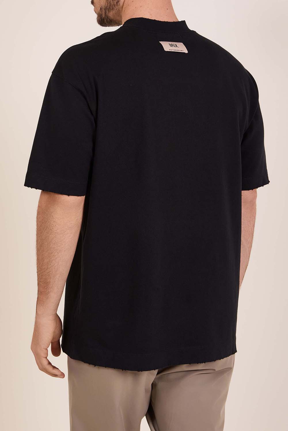 תמונת דוגמן אחורית של חולצת טי אוברסייז