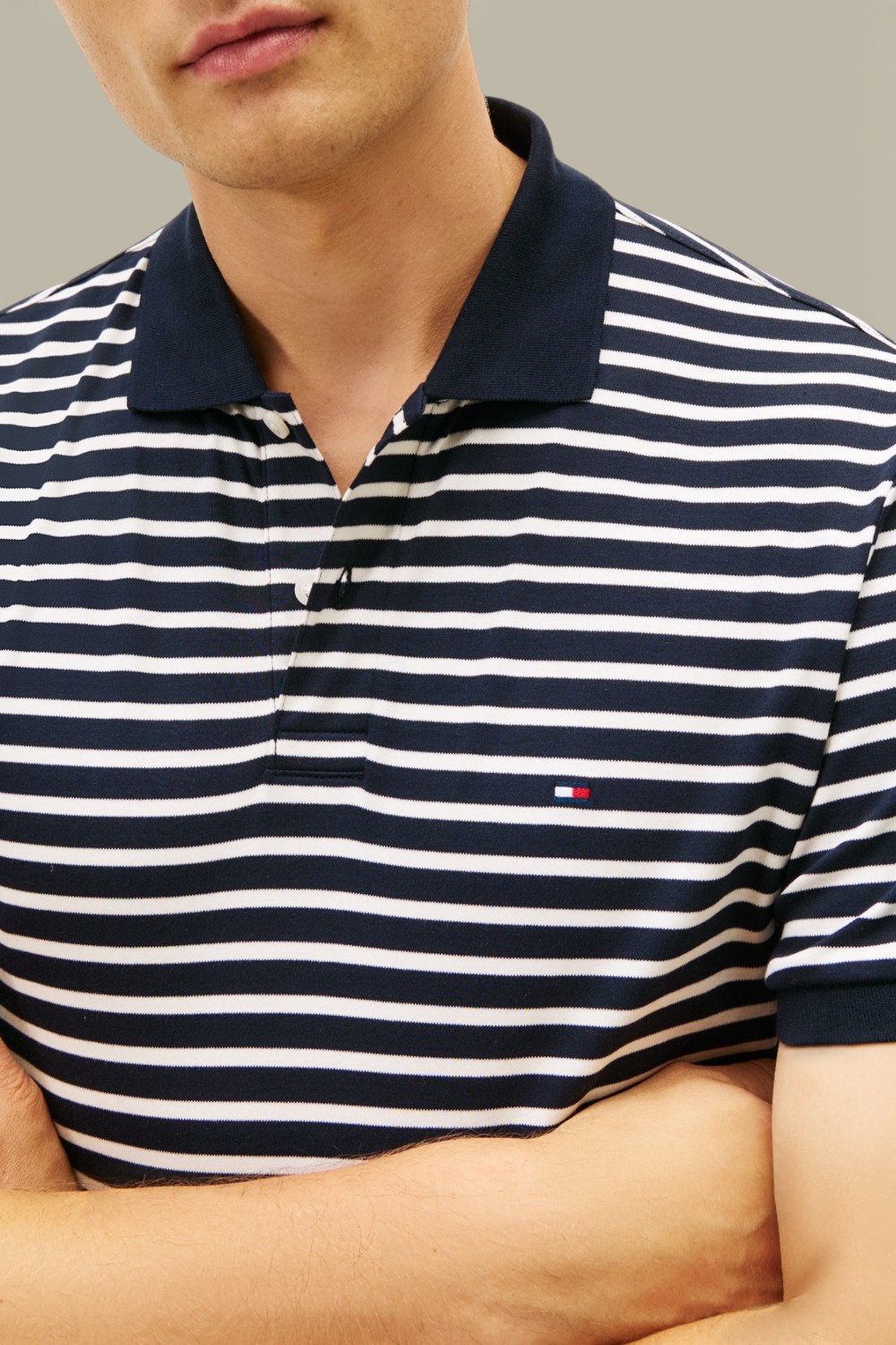 תמונת תקריב דוגמן של חולצת פולו