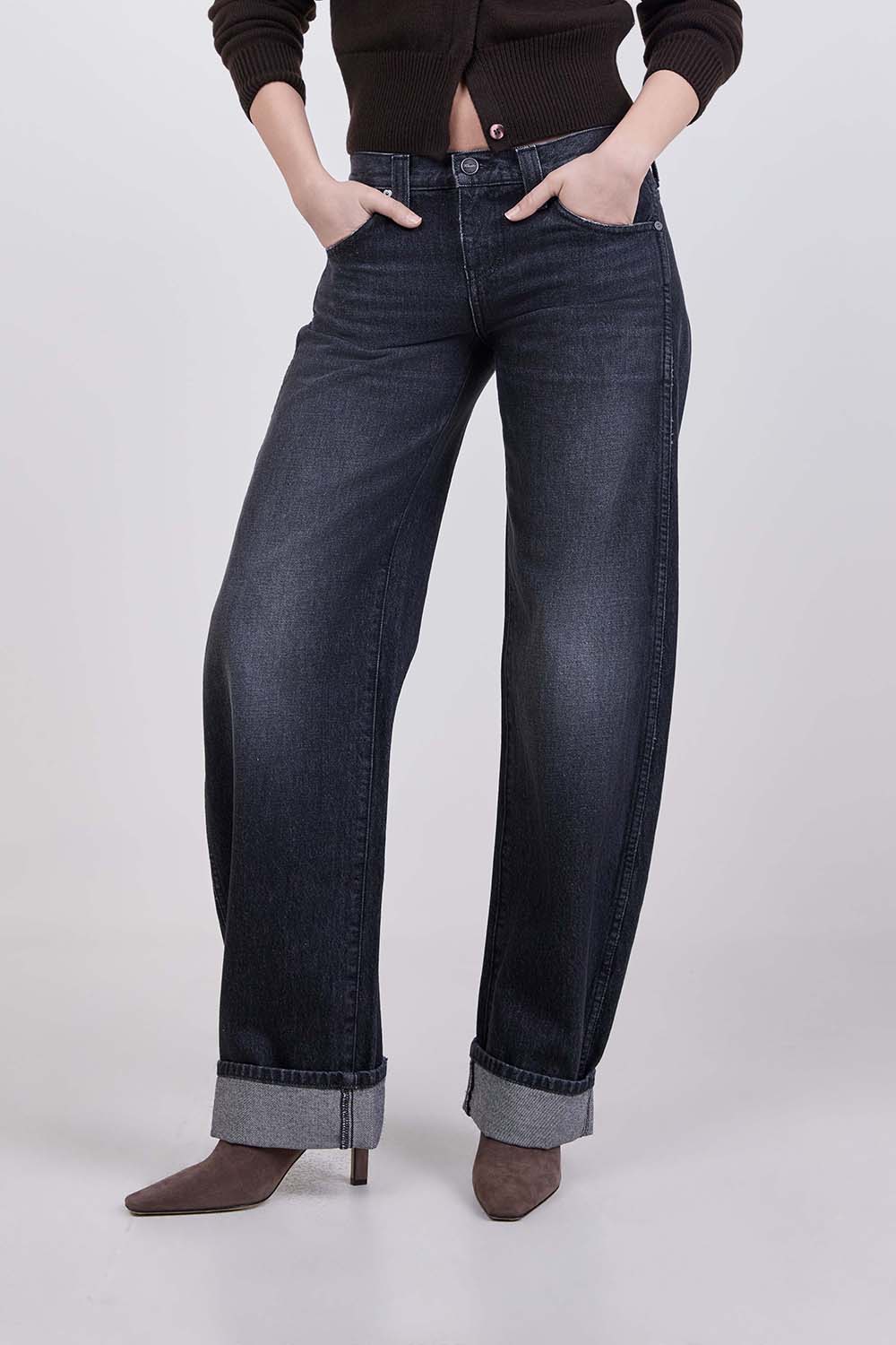 תמונת דוגמן קידמית של מכנסי ג'ינס בגזרה נמוכה