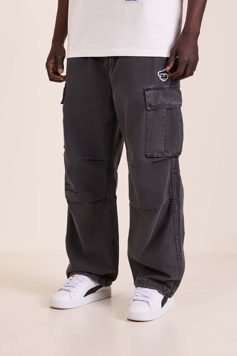 תמונת דוגמן קידמית של מכנסי קרגו