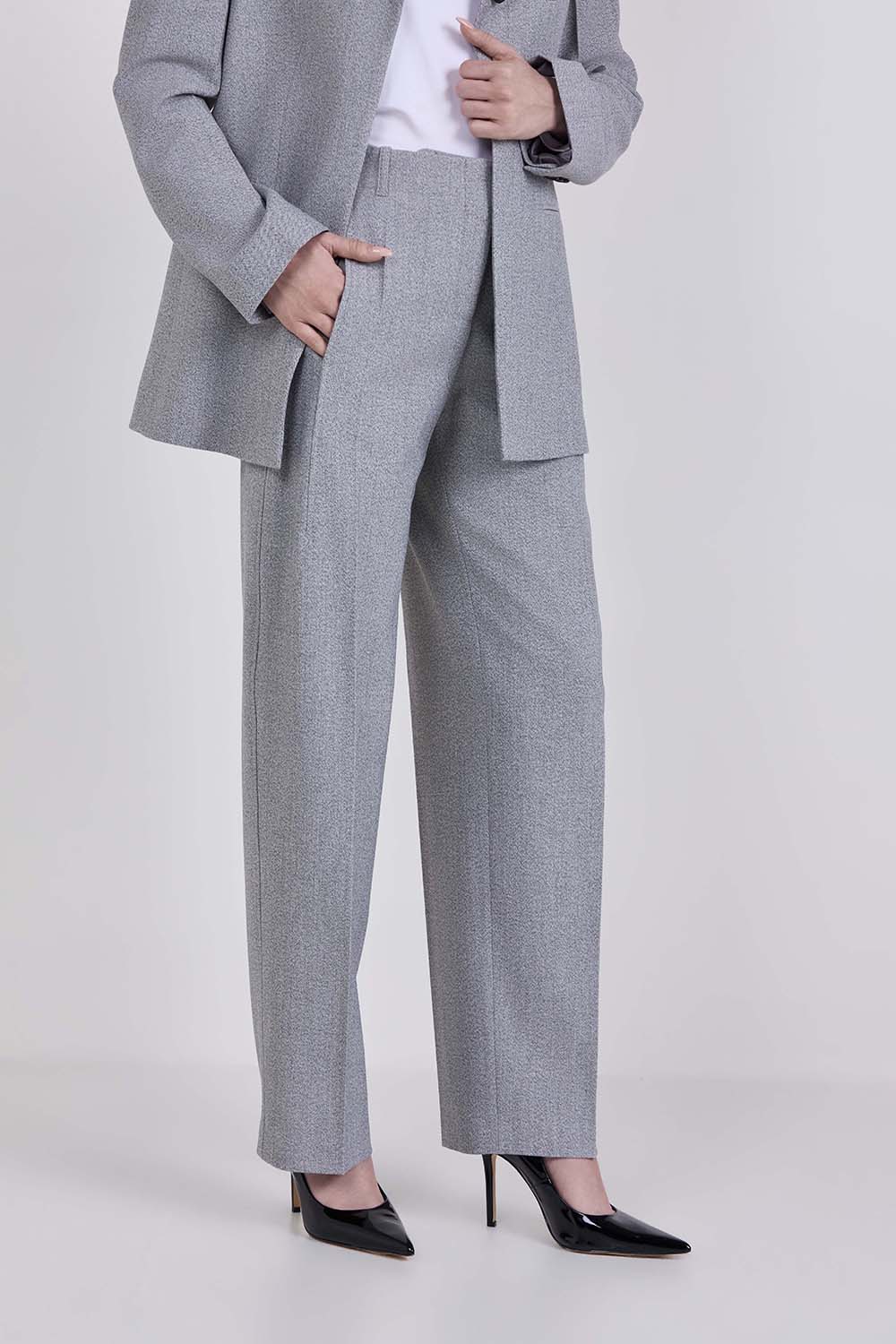 תמונת דוגמן קידמית של מכנסיים מחויטים בגזרה ישרה