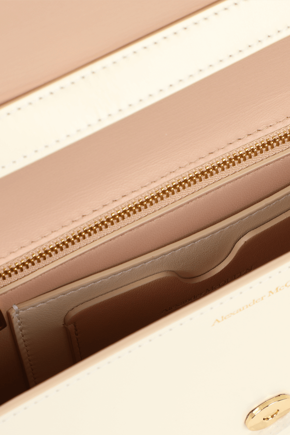 תמונת פנים של תיק ארבע טבעות מעור בגוון שמנת