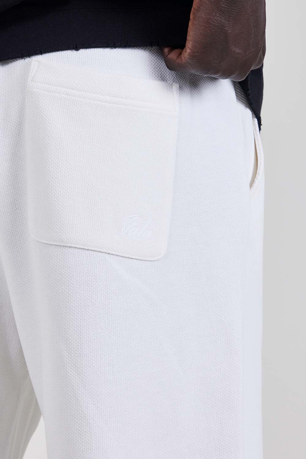 תמונת תקריב דוגמן של מכנסי ג'וגר קצרים