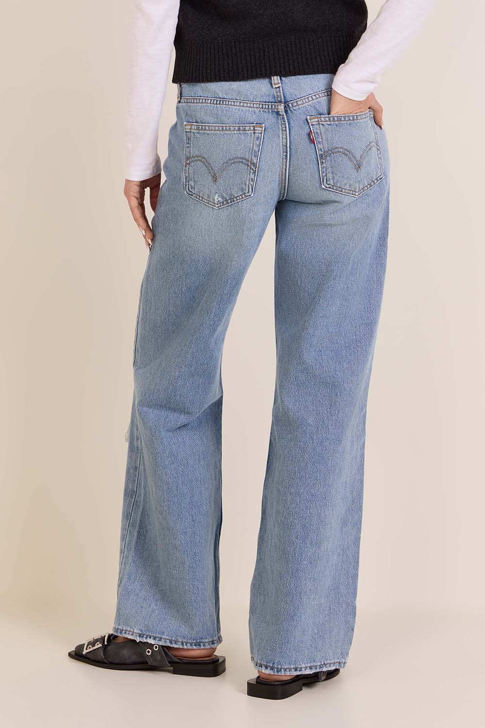 תמונת דוגמן אחורית של מכנסי ג'ינס סופר לואו