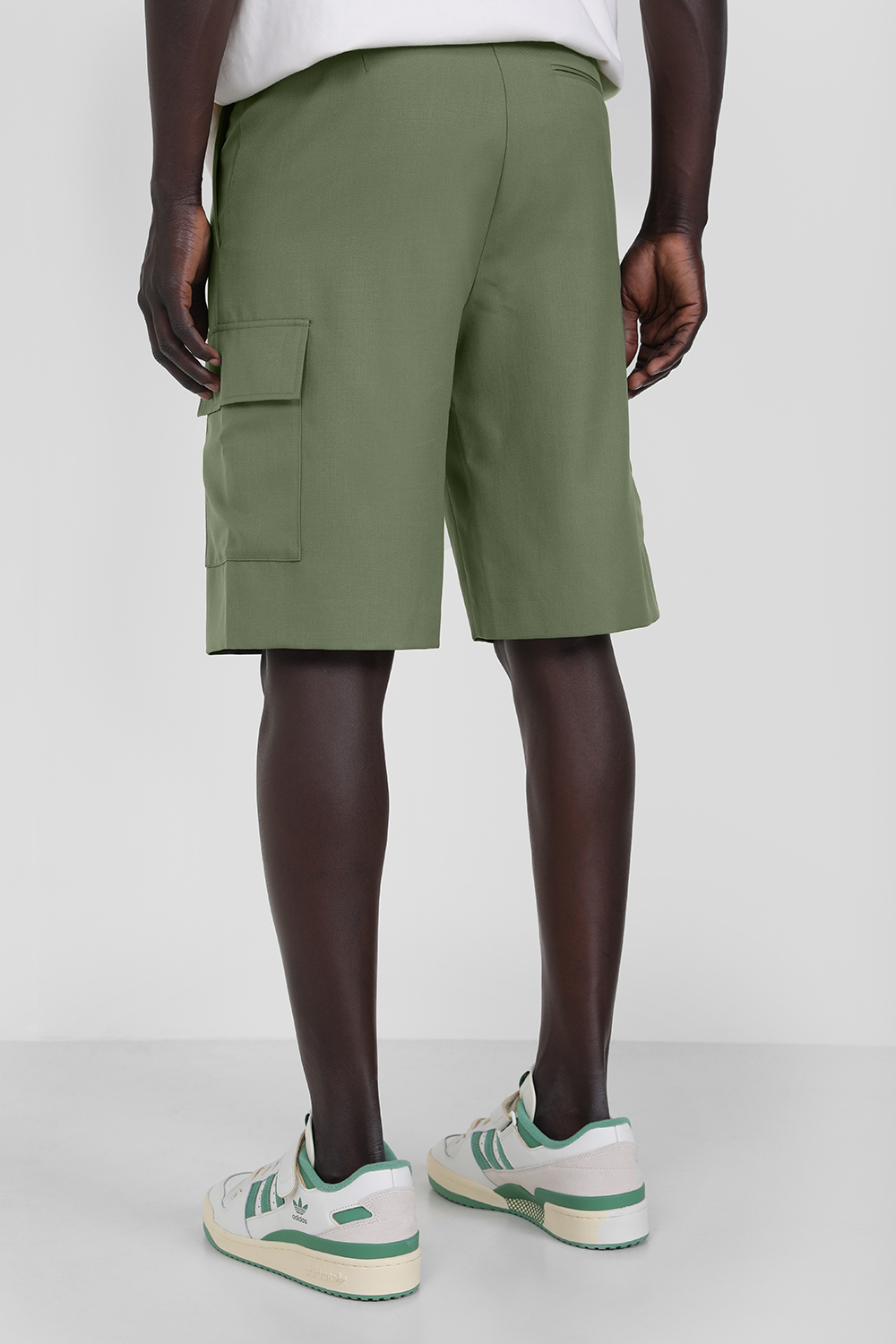 תמונת דוגמן אחורית של מכנסיים קצרים