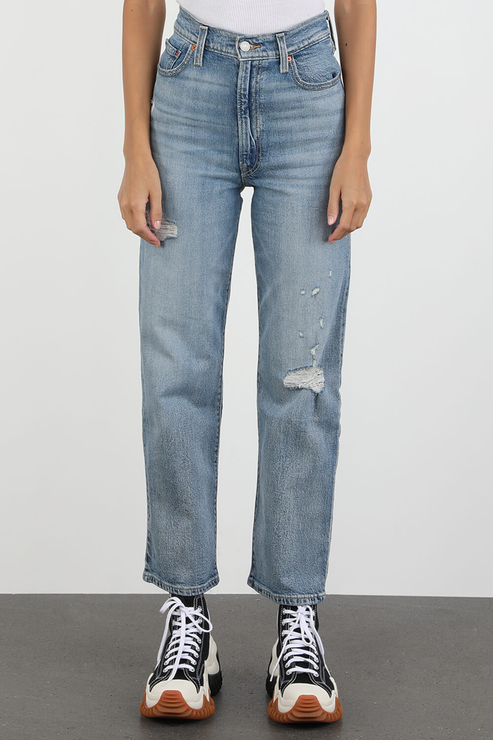 תמונת דוגמן קידמית של Ribcage Straight Ankle Jeans in Light Wash