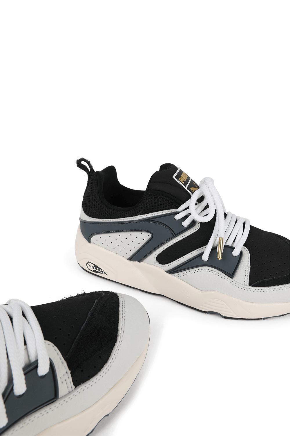 תמונת תקריב של נעלי סניקרס בלייז אוף גלורי אפורות