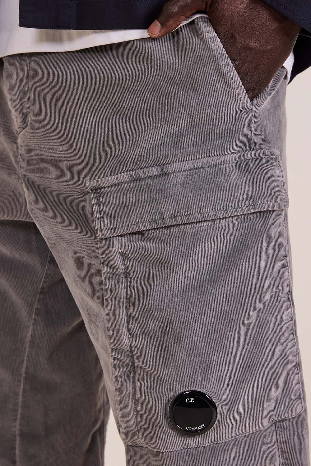 תמונת תקריב דוגמן של מכנסי קרגו קורדרוי