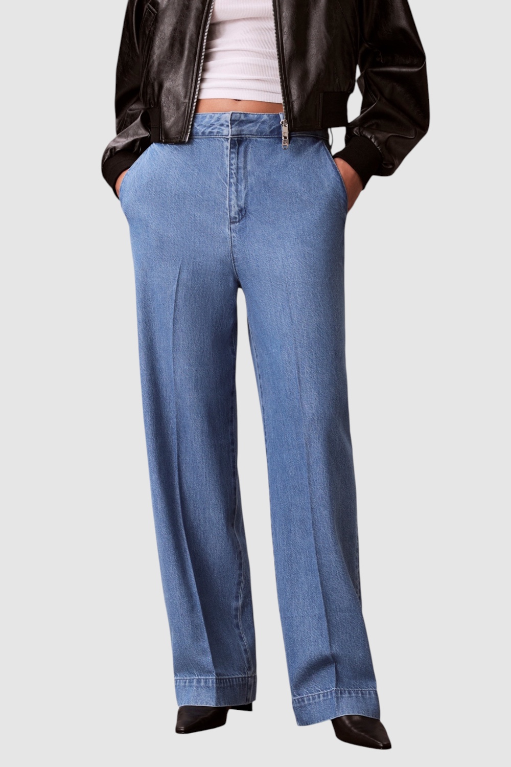 תמונת דוגמן קידמית של מכנסי ג'ינס בגזרה ישרה ומשוחררת