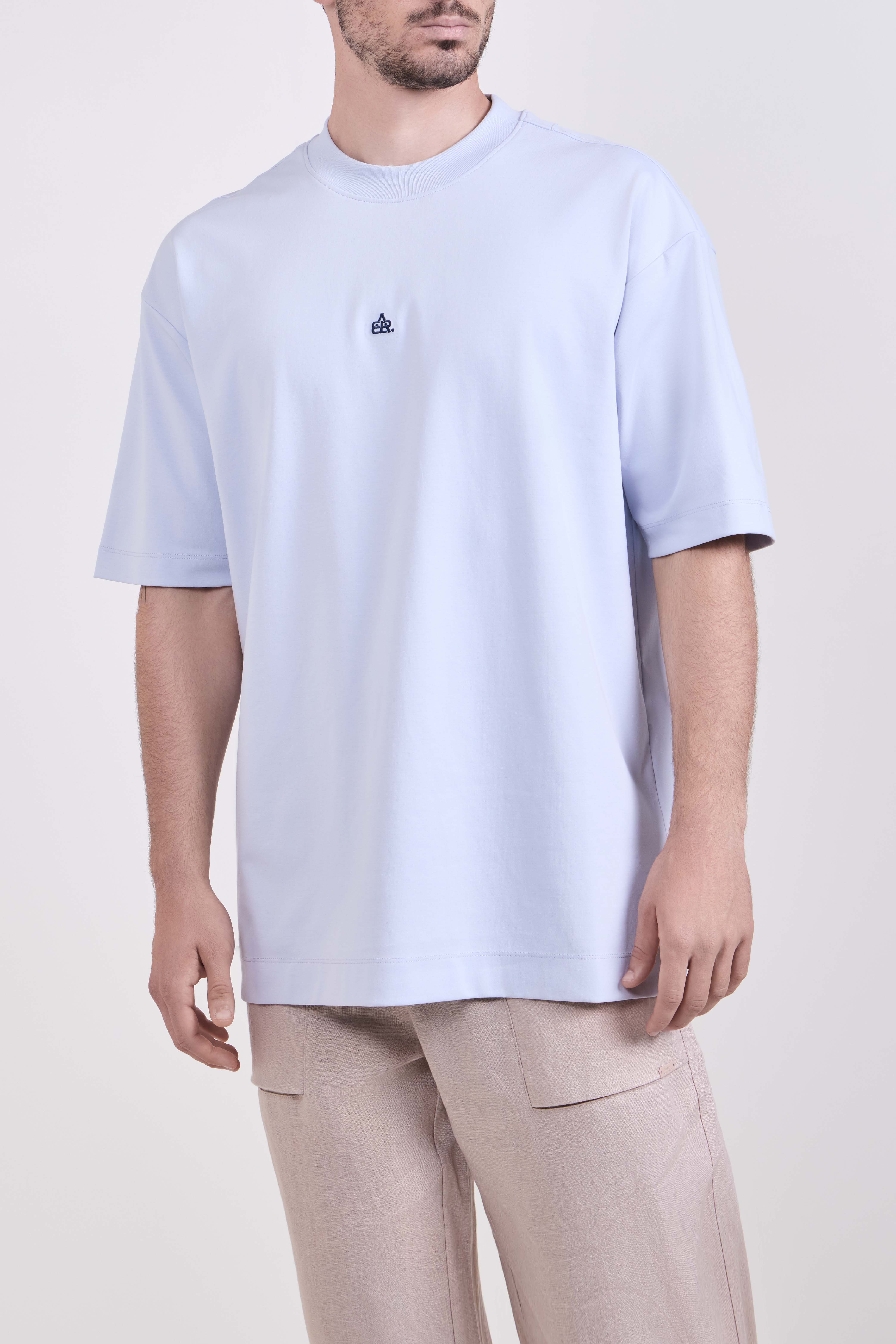 תמונת דוגמן קידמית של חולצת טי אוברסייז