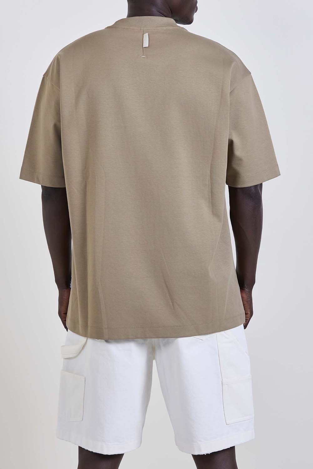 תמונת דוגמן אחורית של חולצת טי אוברסייז