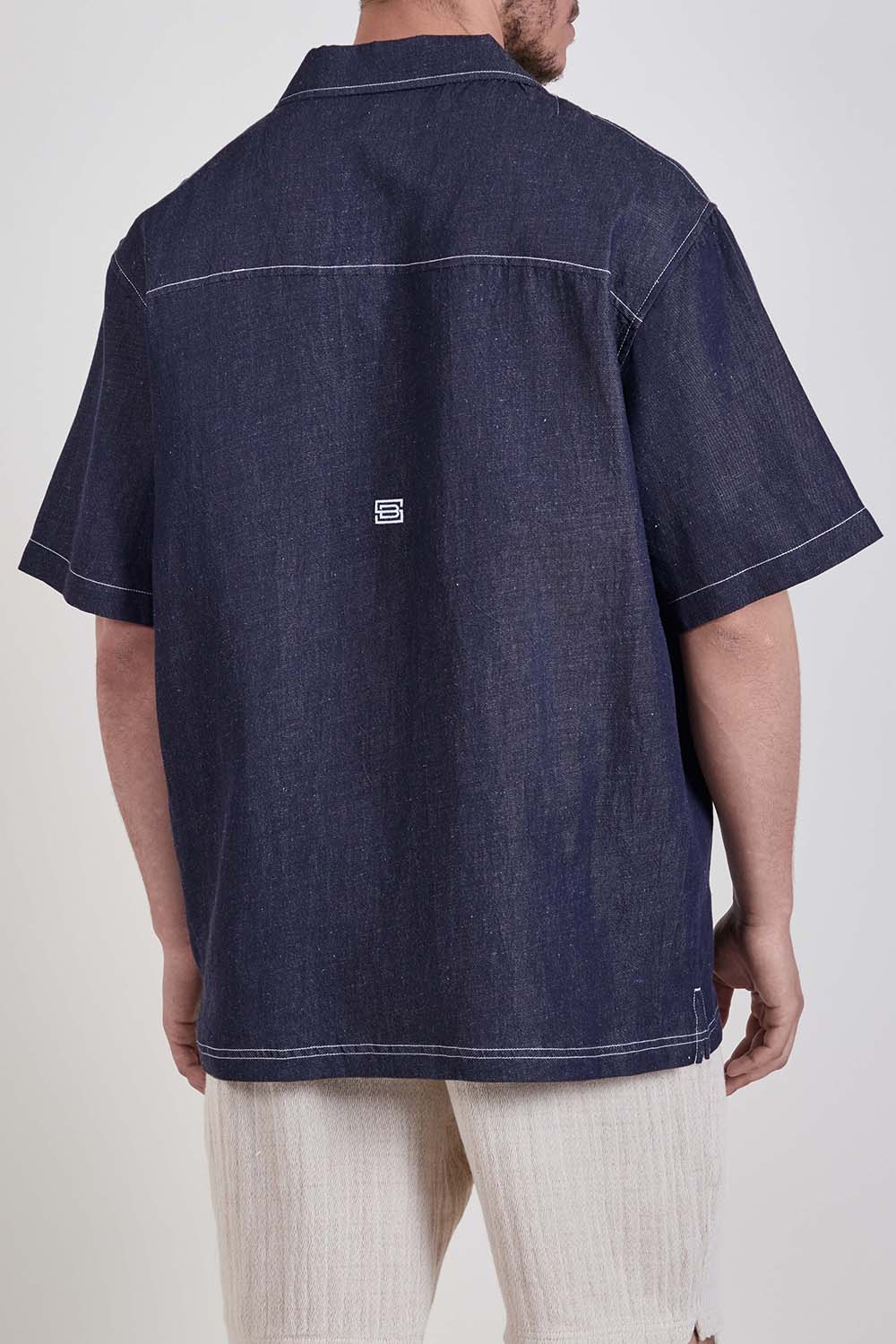 תמונת דוגמן אחורית של חולצה מכופתרת