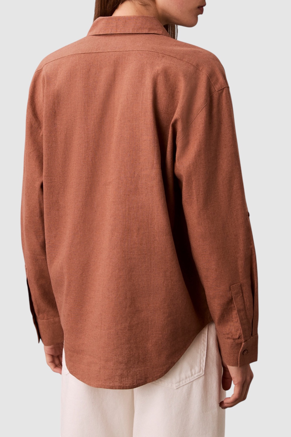 תמונת דוגמן אחורית של חולצה מכופתרת פשתן