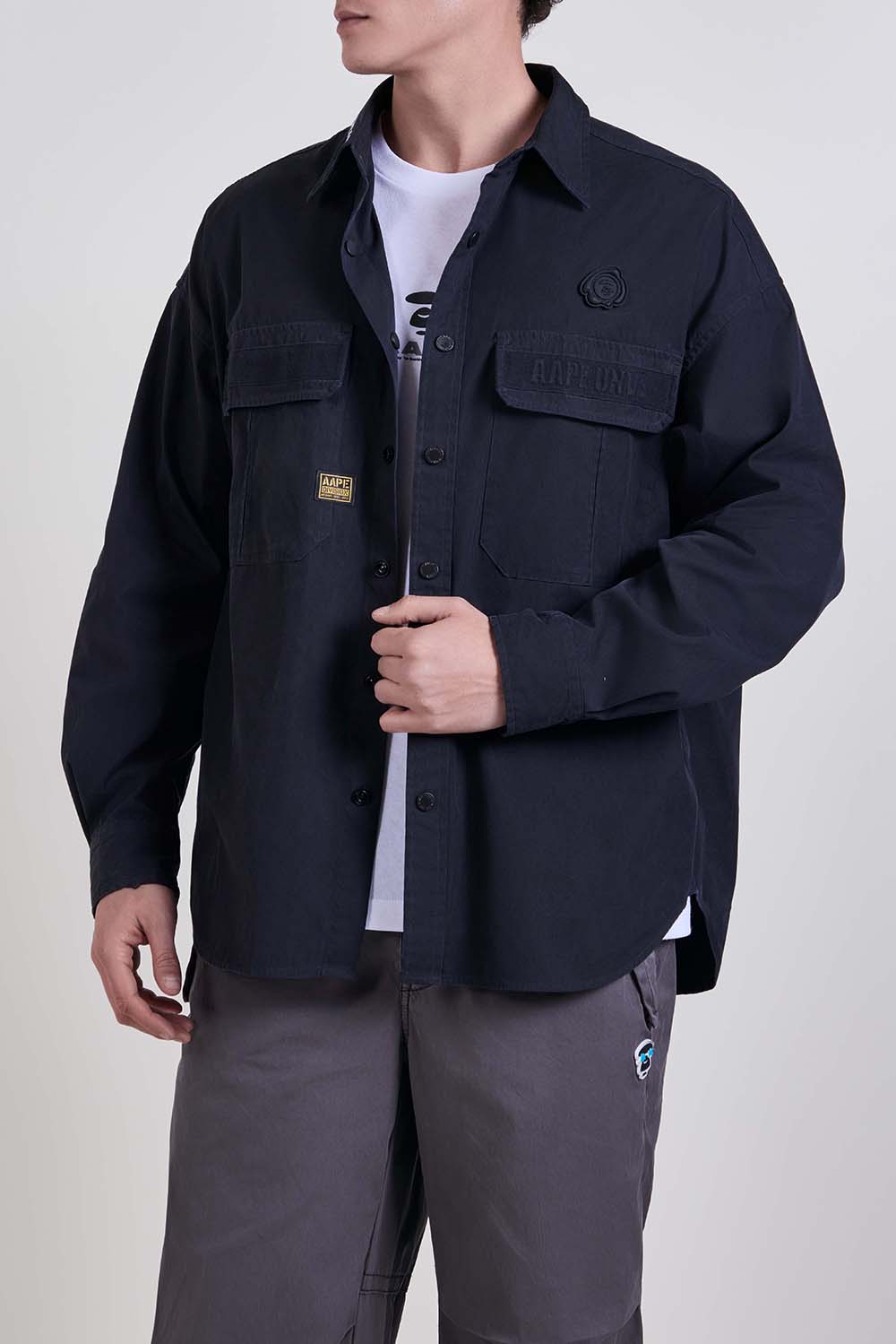 תמונת דוגמן קידמית של חולצה מכופתרת בגזרת אוברסייז