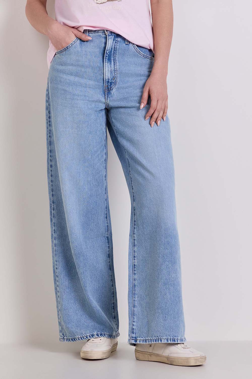 תמונת דוגמן קידמית של מכנסי ג'ינס בגזרה מתרחבת