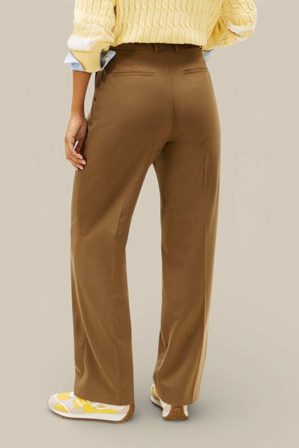 תמונת דוגמן אחורית של מכנסיים מחויטים