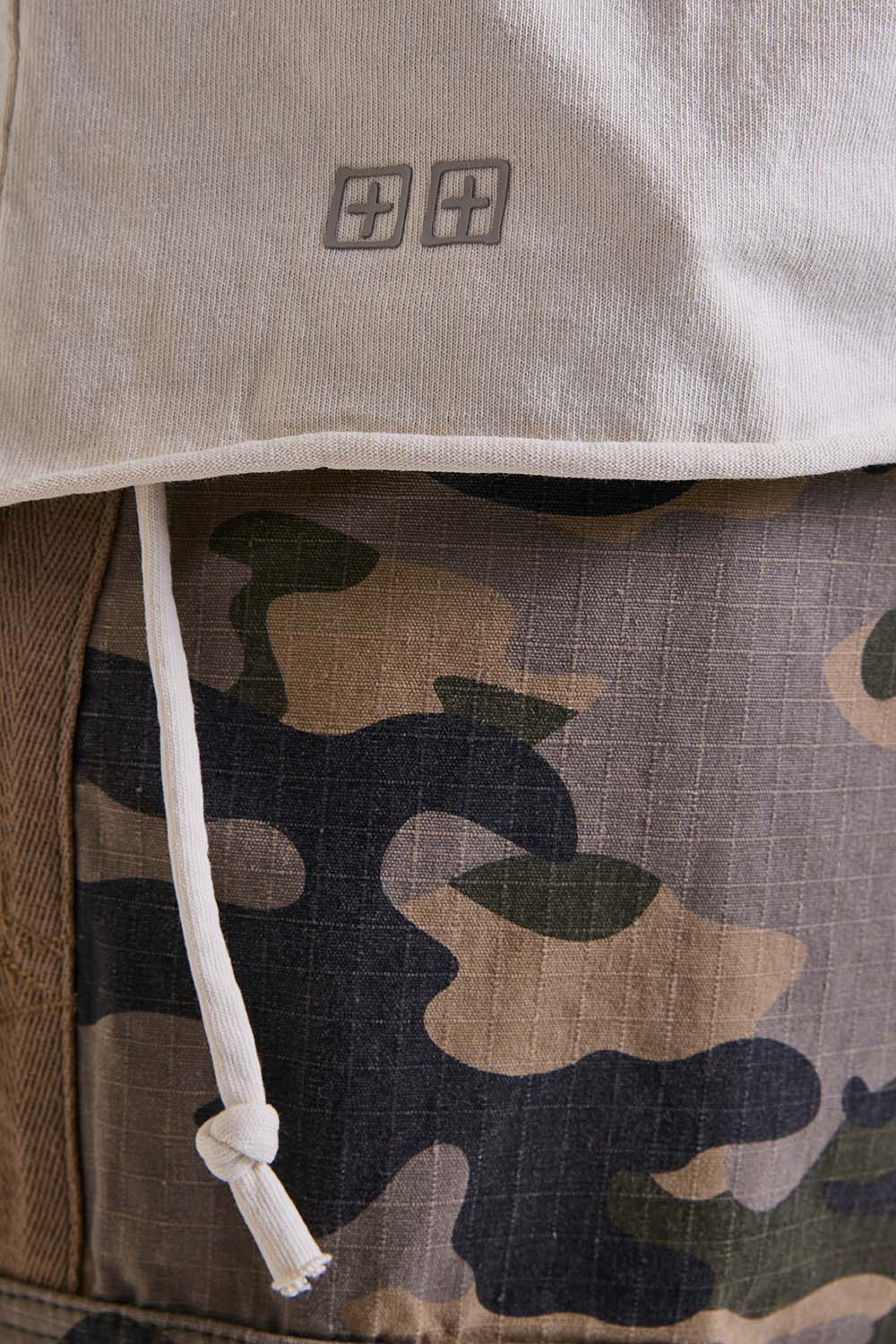 תמונת תקריב דוגמן של חולצת טי אוברסייז