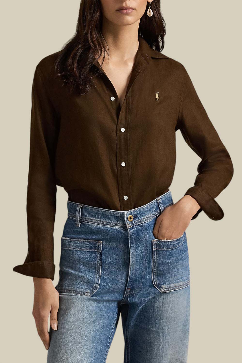 תמונת דוגמן קידמית של חולצה מכופתרת