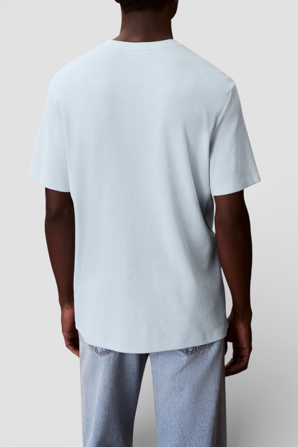 תמונת דוגמן אחורית של חולצת טי