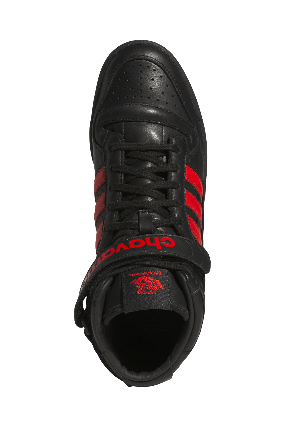 תמונת תקריב של נעלי סניקרס גבוהות וילי צ'אווריה X אדידס