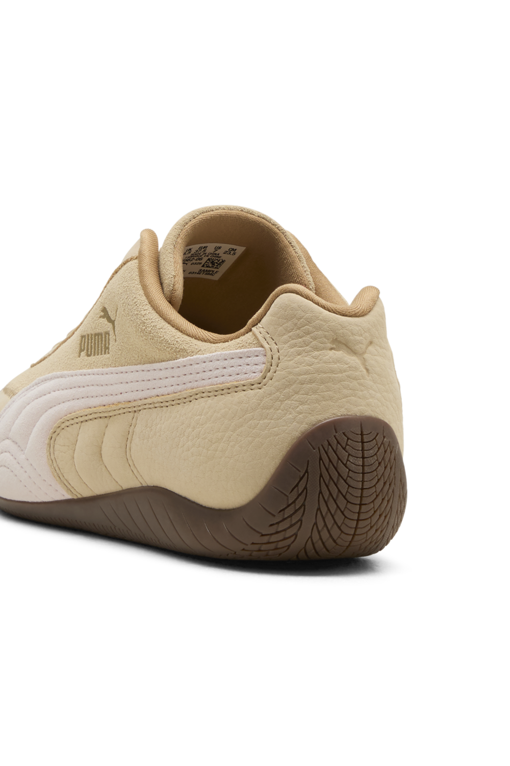 תמונת פנים של נעלי סניקרס עור