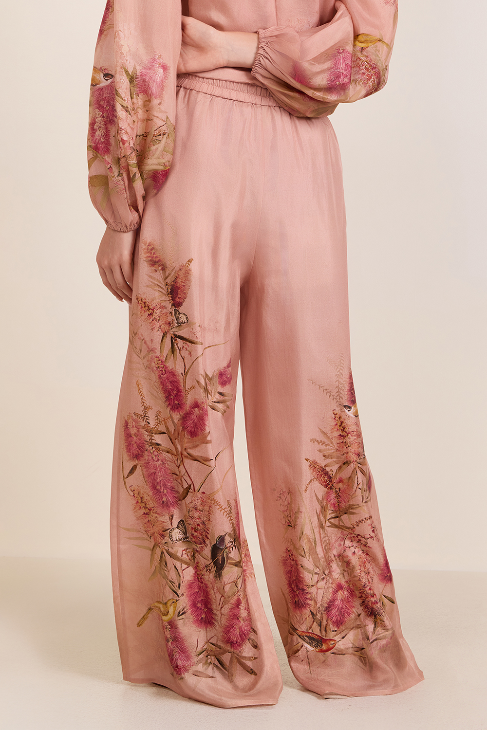 תמונת דוגמן אחורית של מכנסי משי רחבים