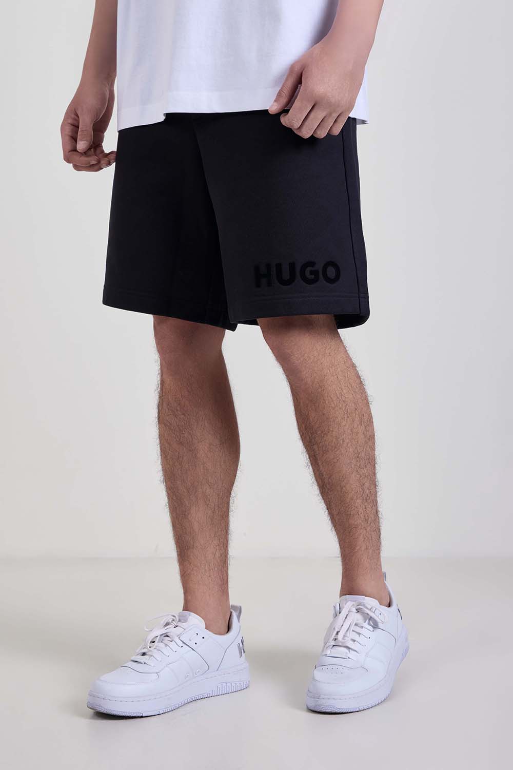 תמונת דוגמן קידמית של מכנסי ג'וגר קצרים