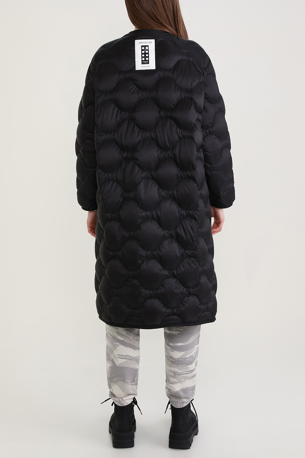 תמונת דוגמן אחורית של מונקלר X הייק מעיל פוך ארוך עם תיפורי קווילט