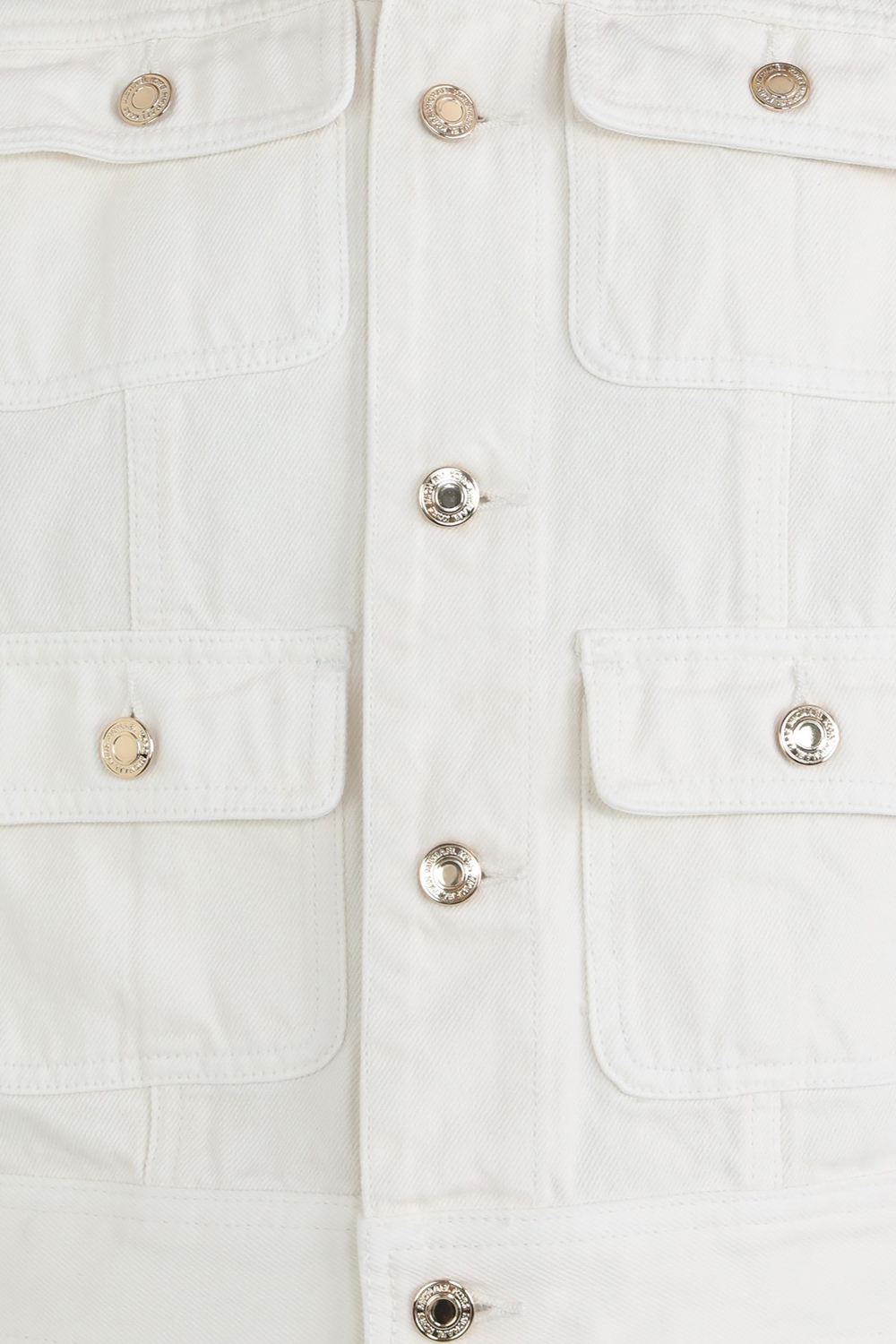 תמונת תקריב דוגמן של ז'קט ג'ינס עם פרווה