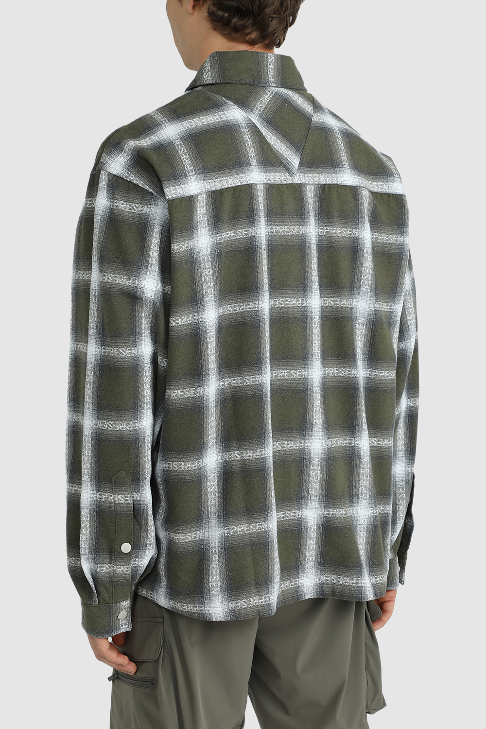 תמונת דוגמן אחורית של חולצה מכופתרת פלנל