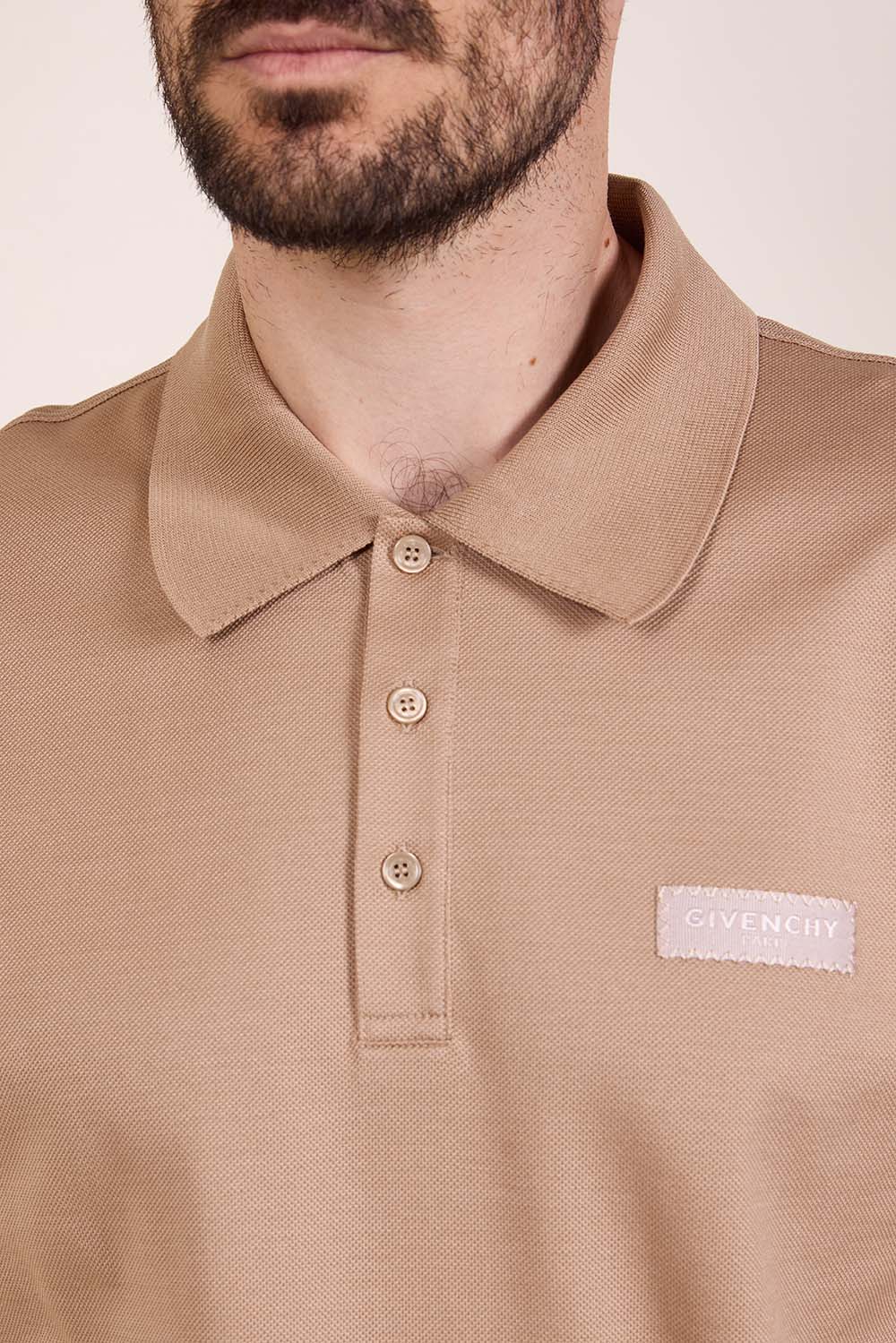 תמונת תקריב דוגמן של חולצת פולו