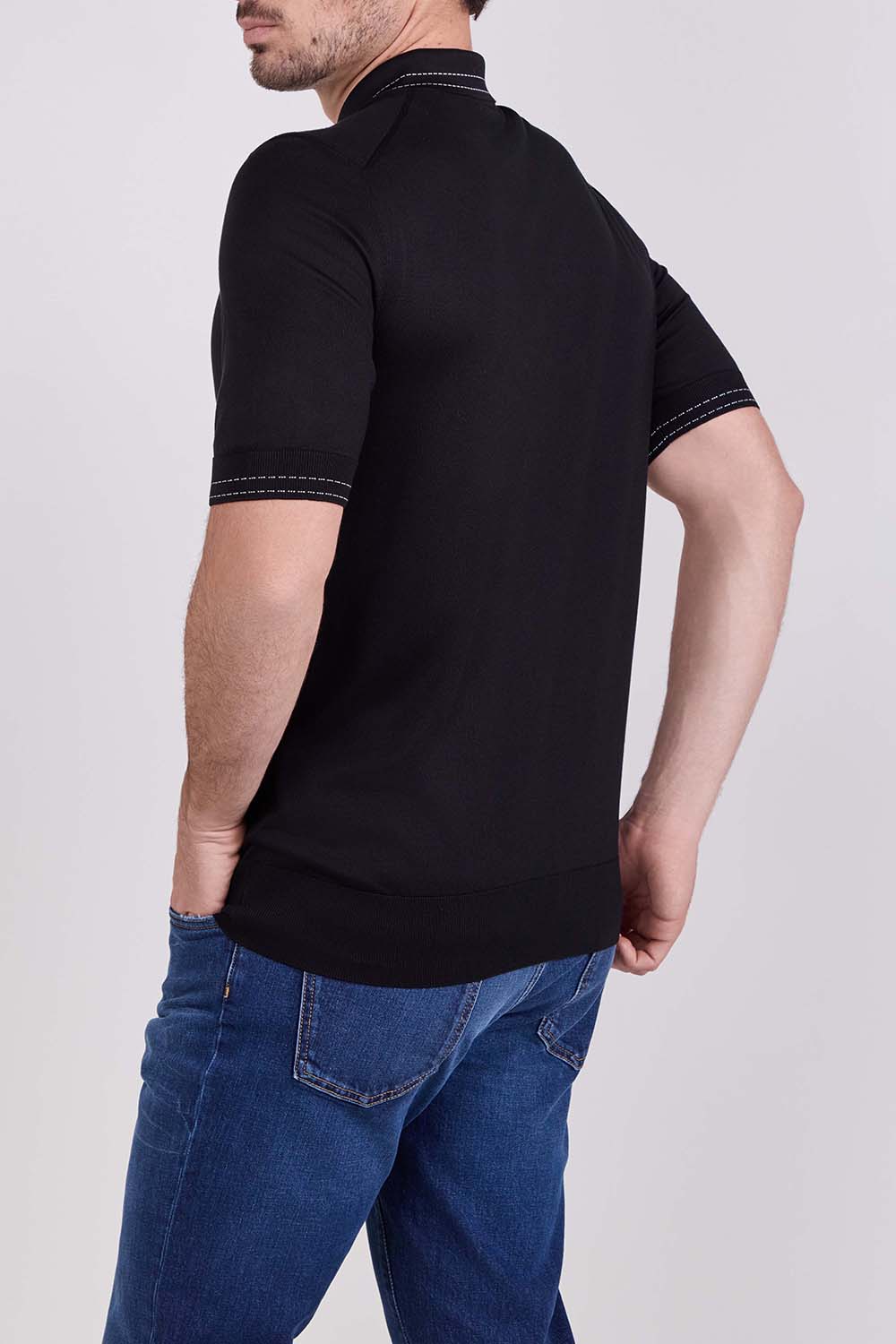 תמונת דוגמן אחורית של חולצת פולו