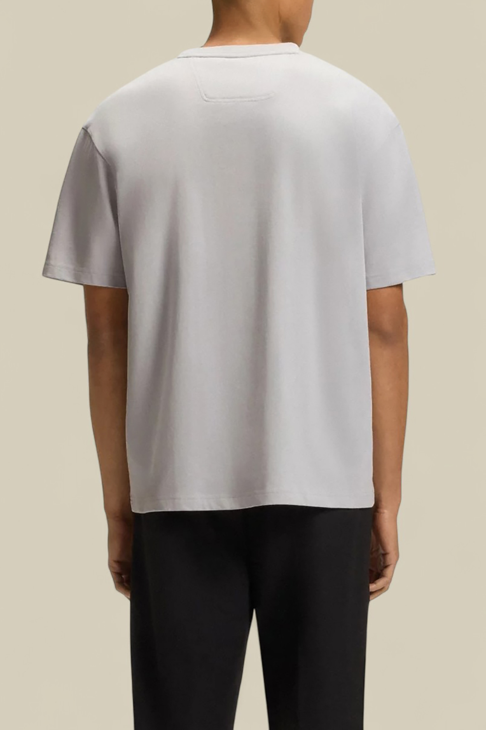 תמונת דוגמן אחורית של חולצת טי