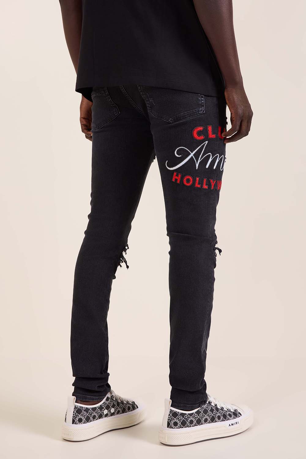 תמונת דוגמן אחורית של מכנסי סקיני ג'ינס