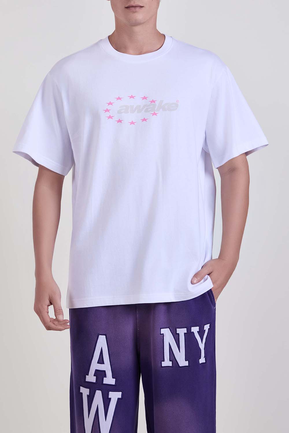 תמונת דוגמן קידמית של חולצת טי בגזרה ישרה