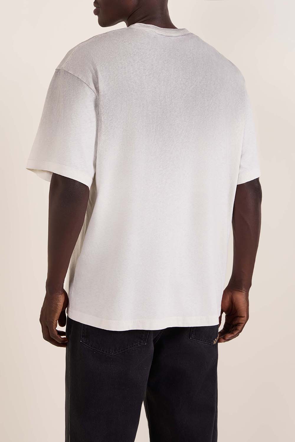 תמונת דוגמן אחורית של חולצת טי