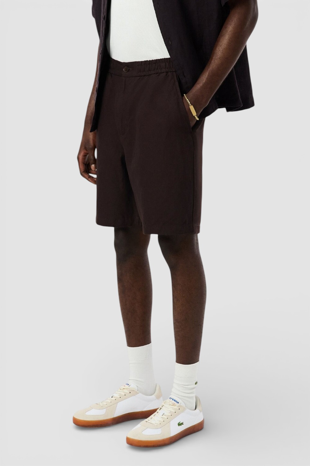 תמונת דוגמן קידמית של מכנסיים מחויטים קצרים