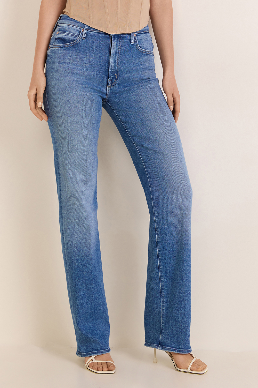 תמונת דוגמן קידמית של מכנסי ג'ינס ישרים