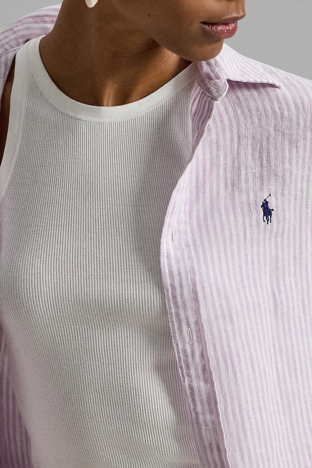 תמונת תקריב דוגמן של חולצה מכופתרת