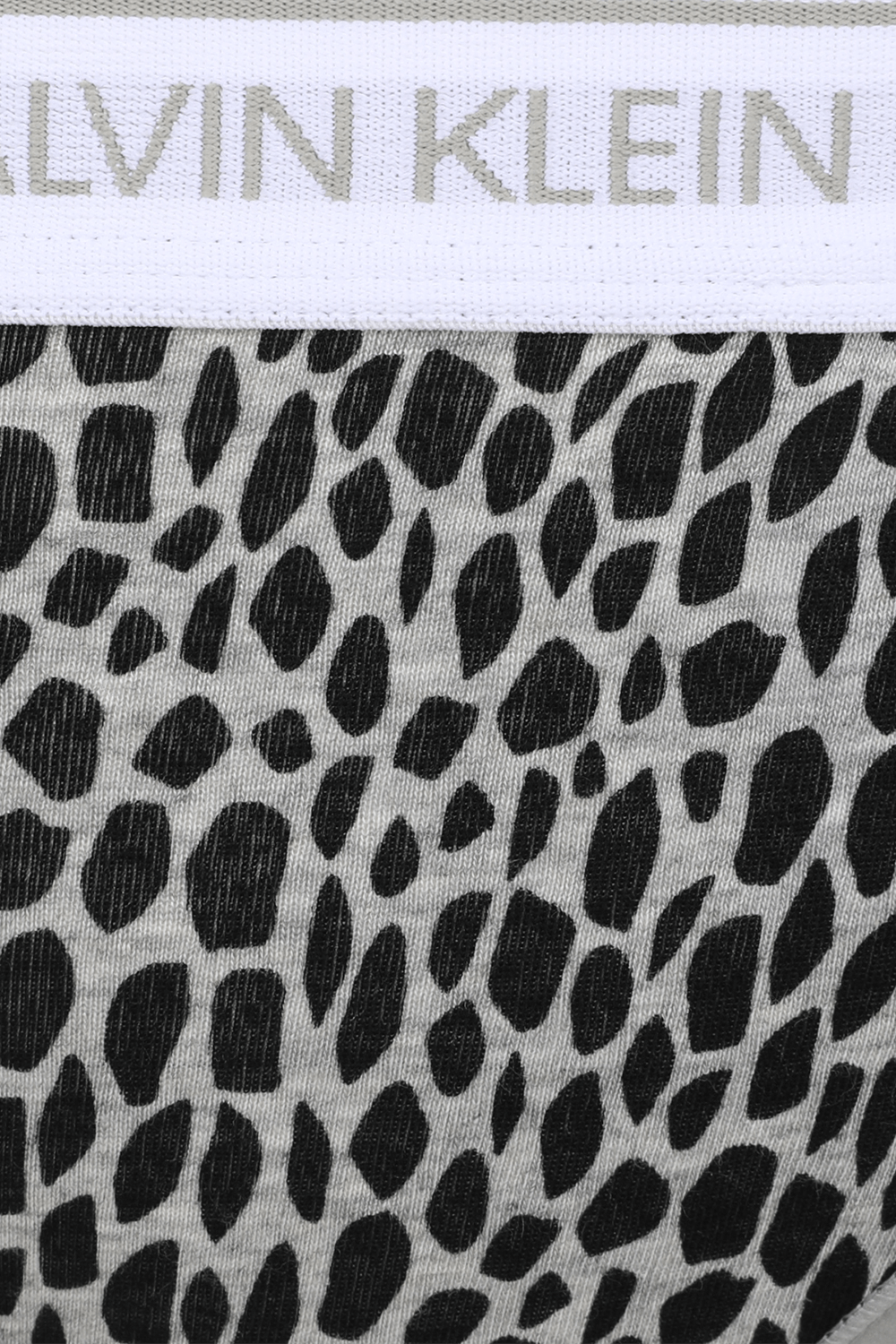 תמונת תקריב של תחתוני חוטיני עם הדפס חברבורות מכותנה