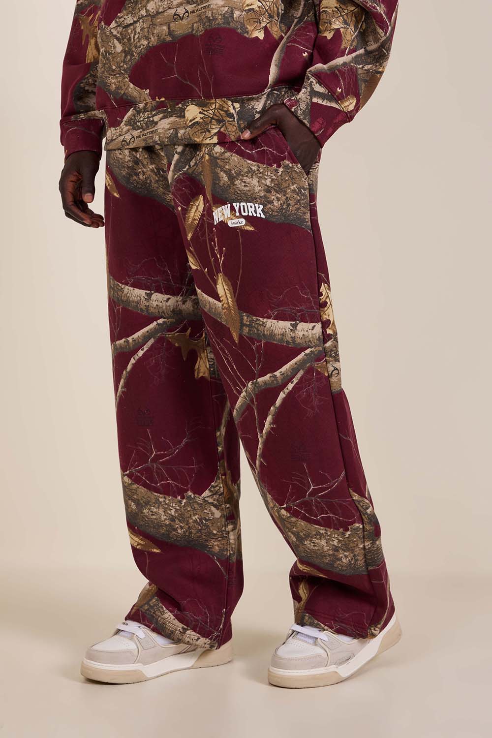 תמונת דוגמן קידמית של מכנסי ג'וג רחבים