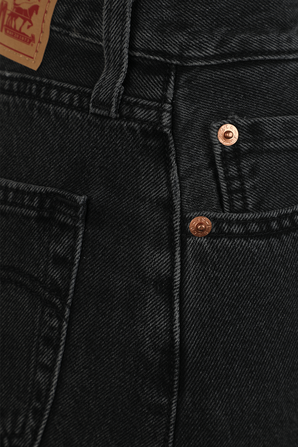 תמונה אחורית של חצאית ג'ינס שחורה באורך מיני