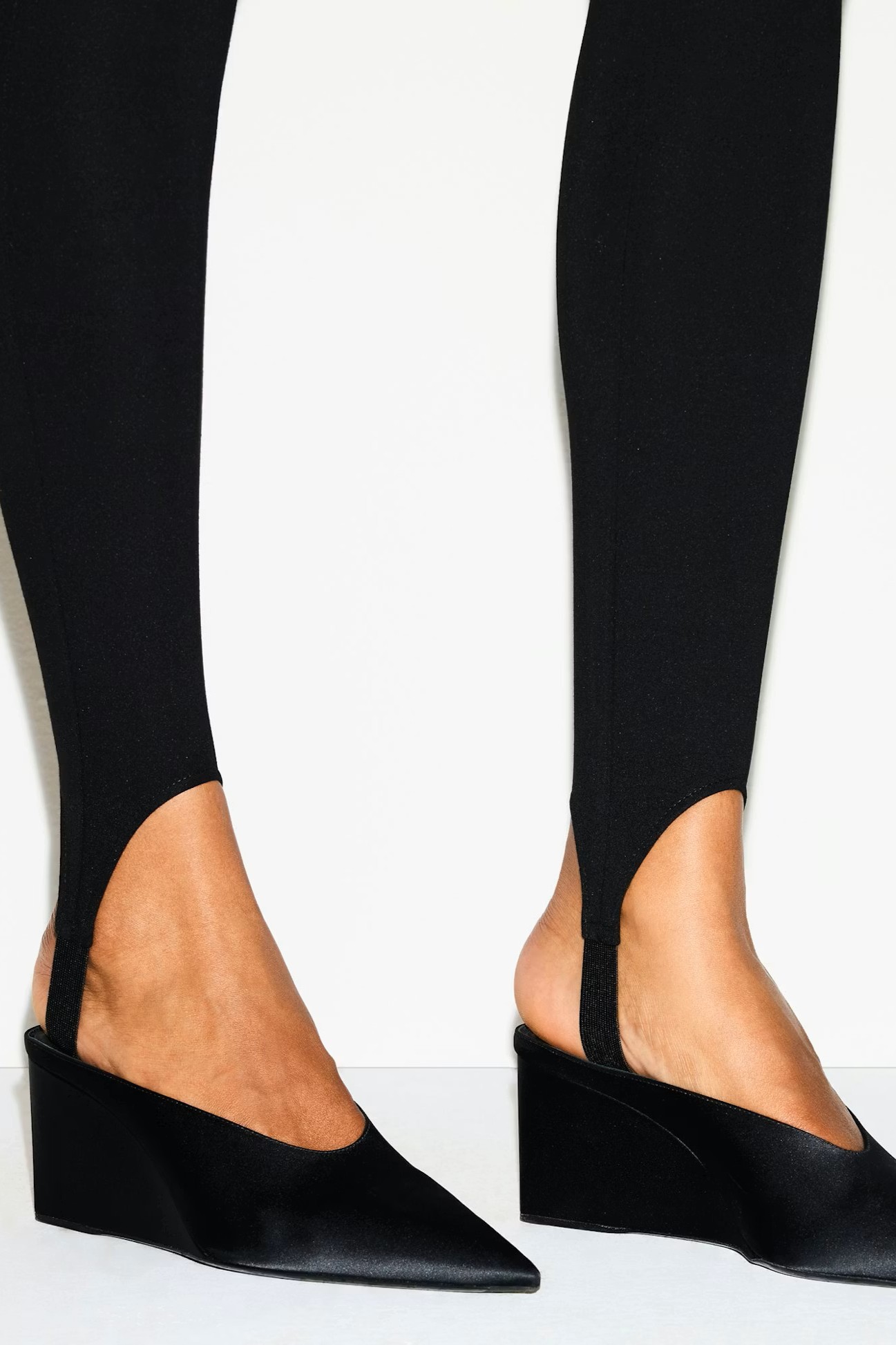 תמונת תקריב דוגמן של HIGH WAIST STIRRUP LEGGING