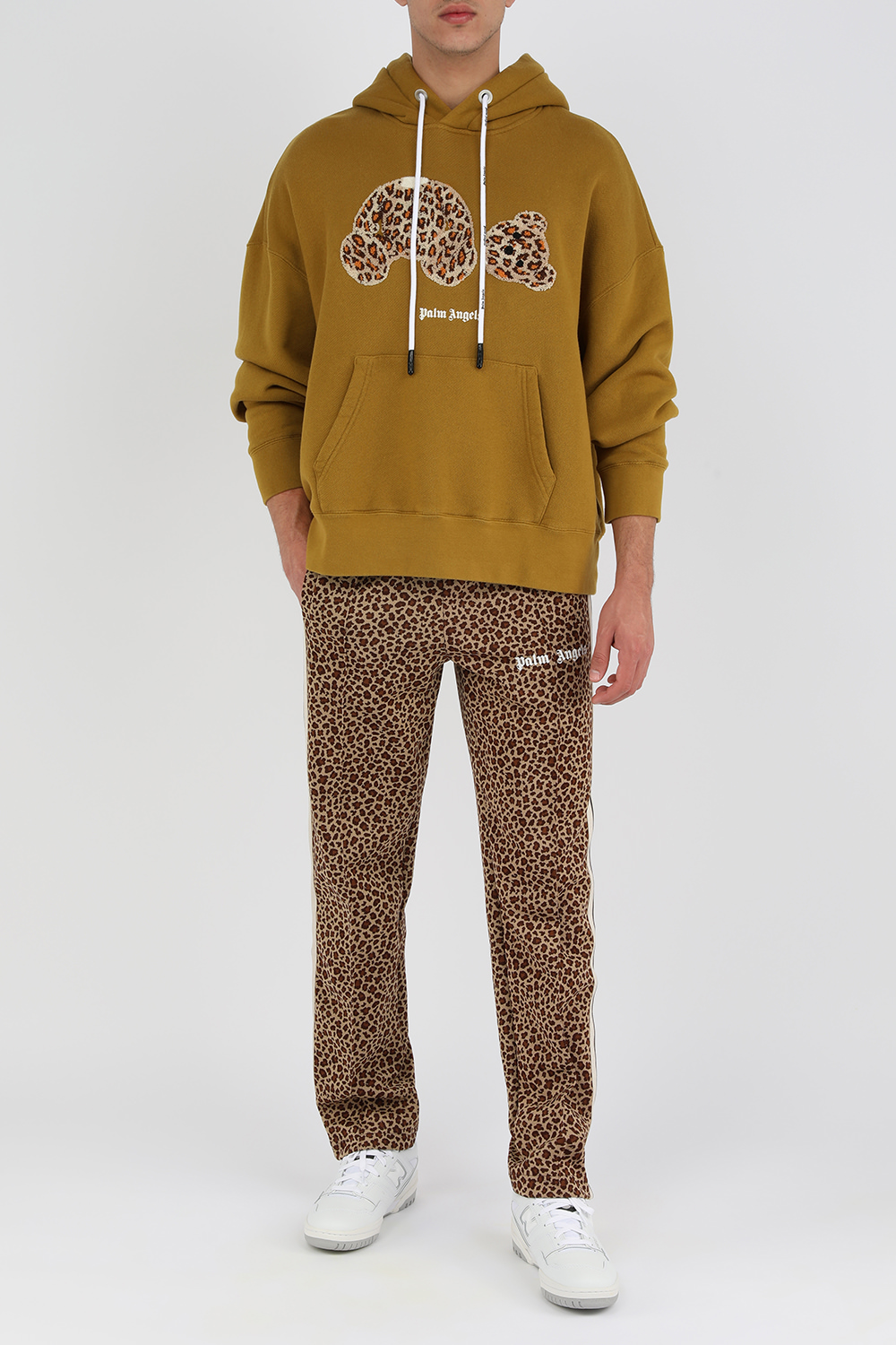 תמונת דוגמן קידמית של נעלי סניקרס BB550 לבנות