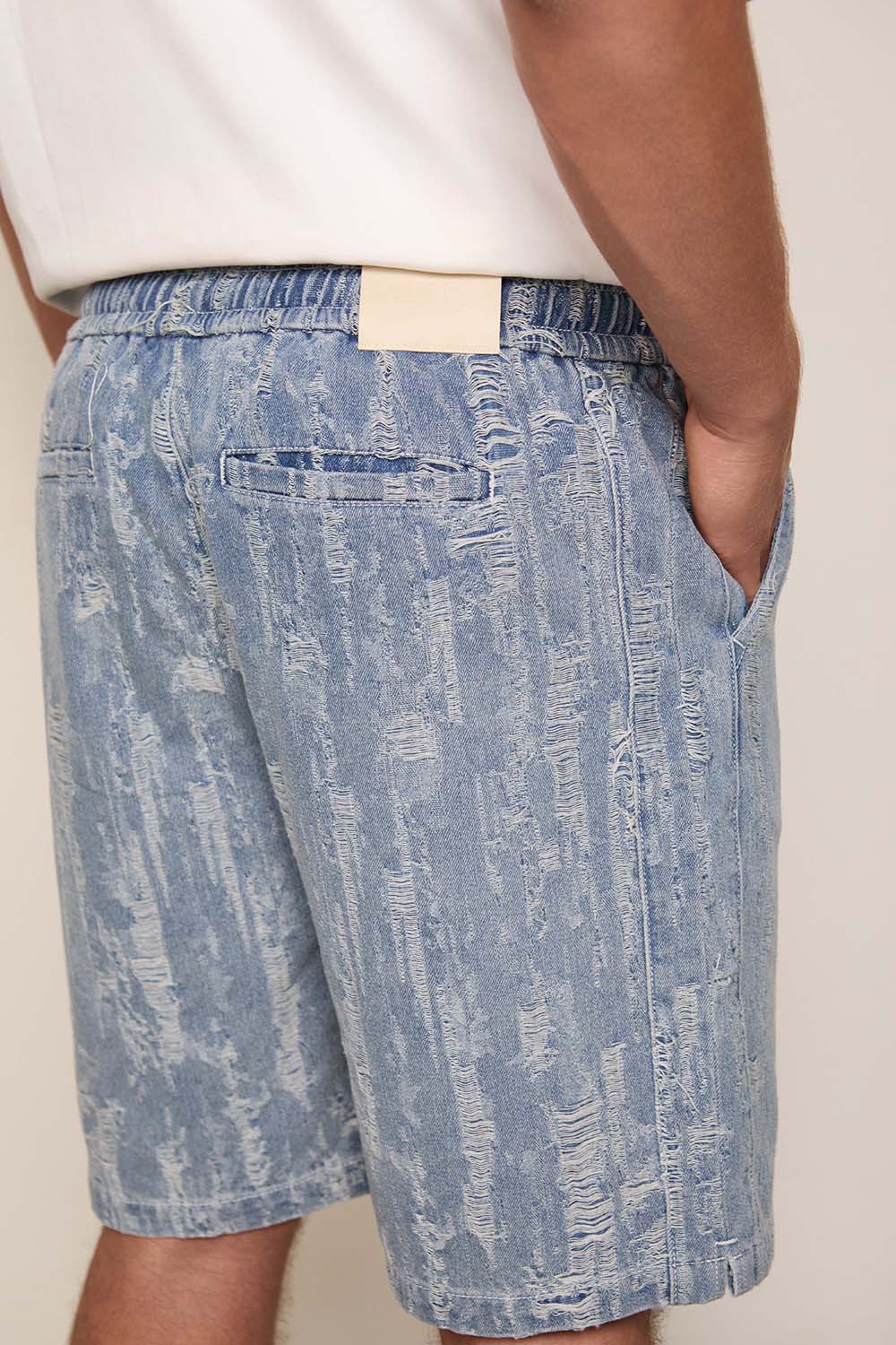 תמונת תקריב דוגמן של מכנסיים קצרים