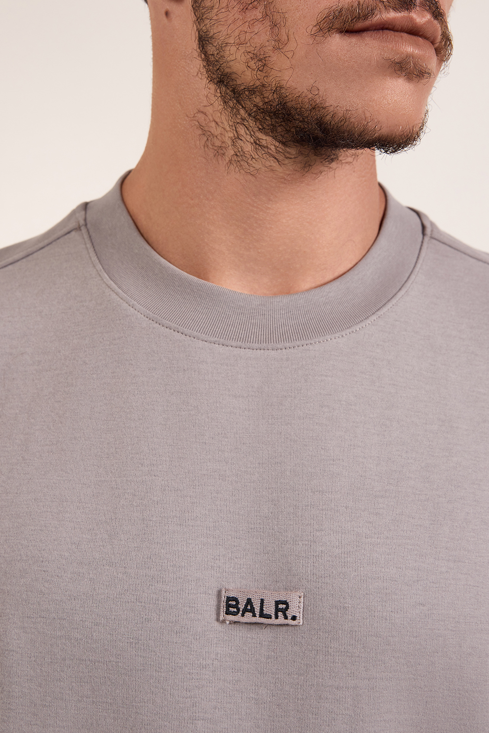 תמונת תקריב דוגמן של חולצת טי אוברסייז