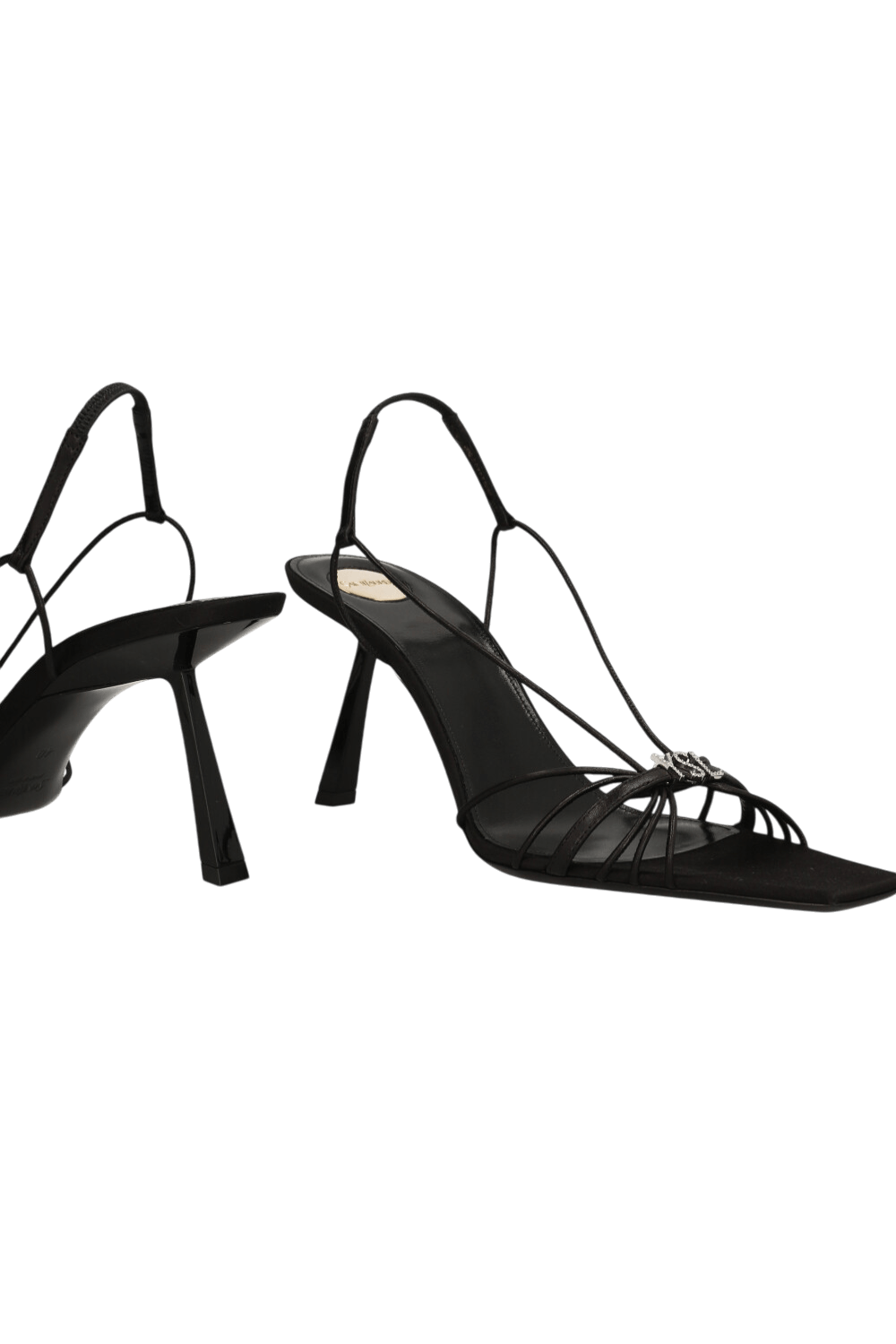 תמונת תקריב של סנדלי עקב סלינגבאק