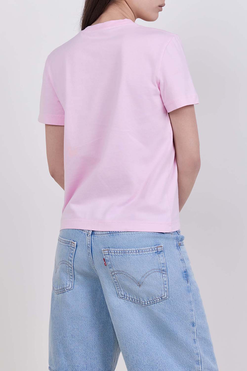 תמונת דוגמן אחורית של חולצת טי בגזרה משוחררת